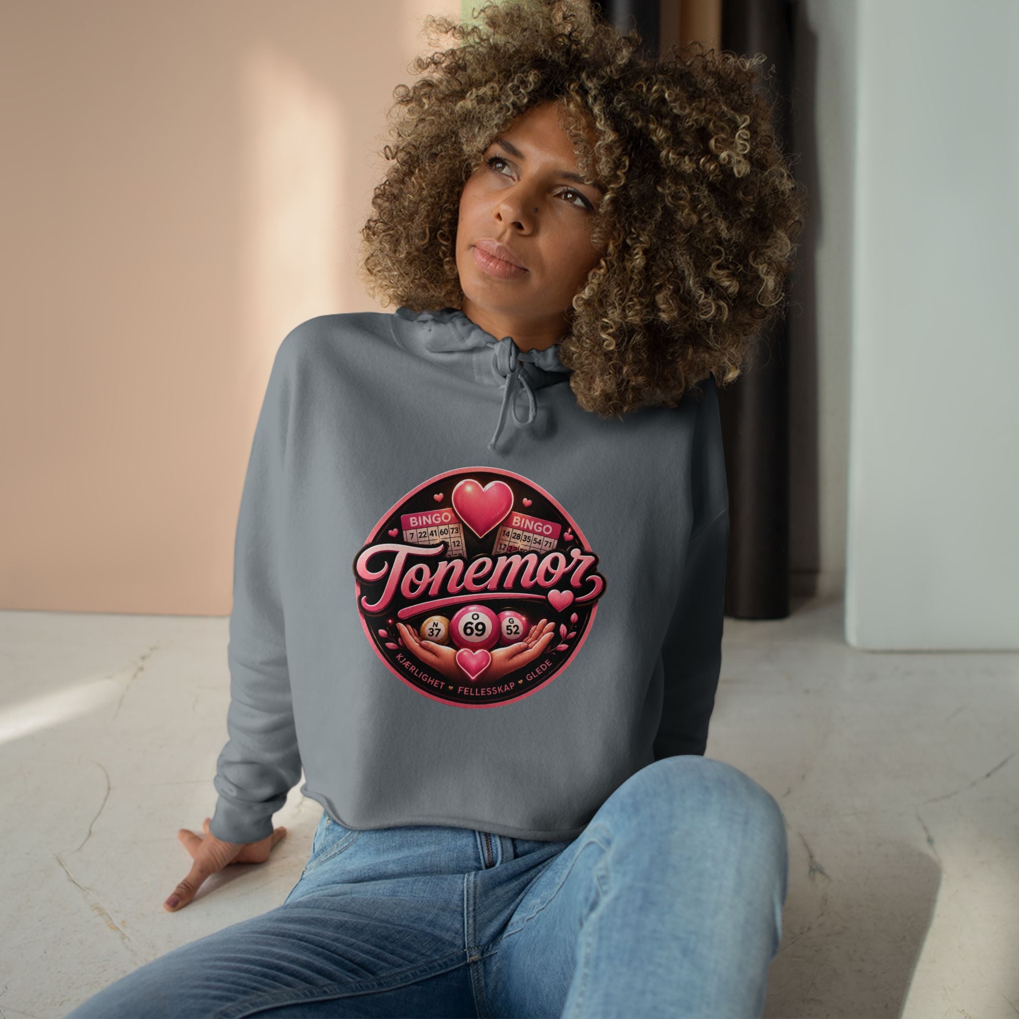 Tonemor Heart Badge Crop Hoodie — Retro Valentine Graphic Crop Hoodie