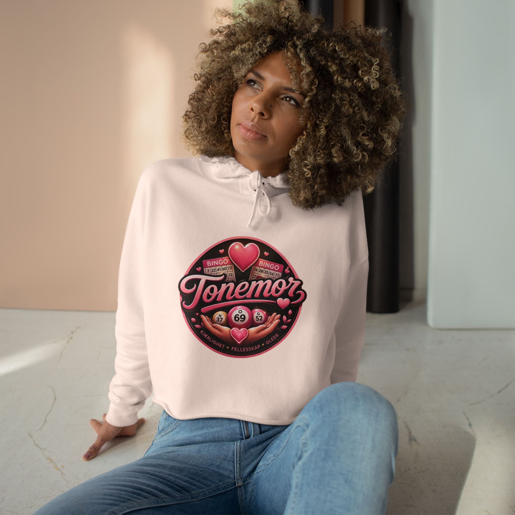 Tonemor Heart Badge Crop Hoodie — Retro Valentine Graphic Crop Hoodie