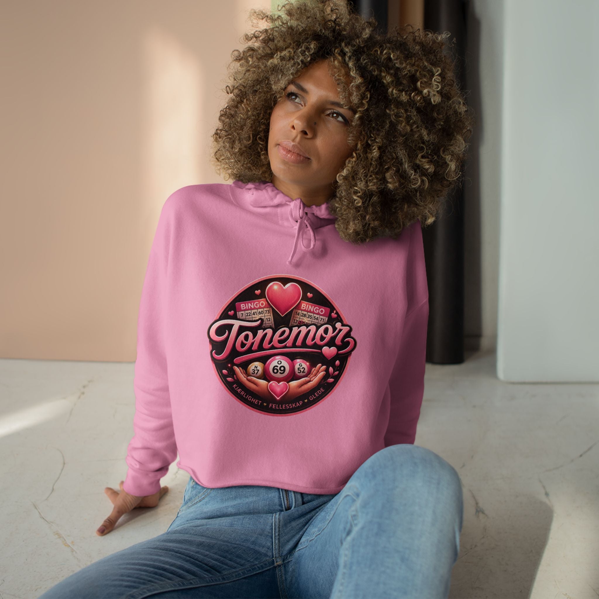 Tonemor Heart Badge Crop Hoodie — Retro Valentine Graphic Crop Hoodie